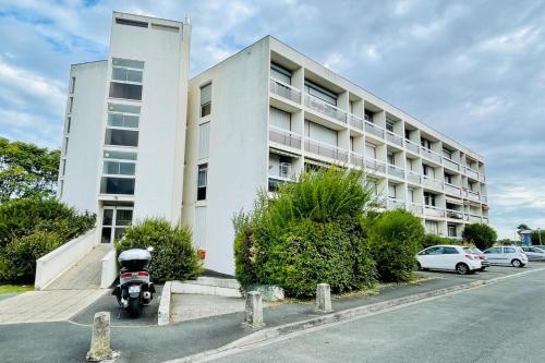 Furnished Apartment With Balcony & Parking in A Secure Residence in Pessac