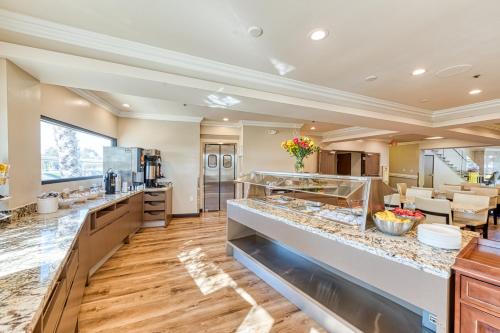 อาหารและเครื่องดื่ม, Amanzi Hotel, an Ascend Collection Hotel in เวทูรา (CA)