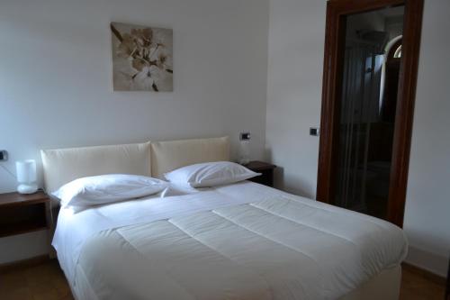 1 queen bed, 1 sofa bed