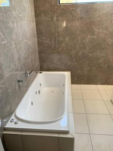 Captains Cove 1st Floor Spa Luxury Apartments - Free Netflix photo