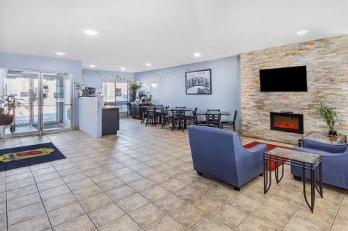 Super 8 by Wyndham Kokomo - image 30