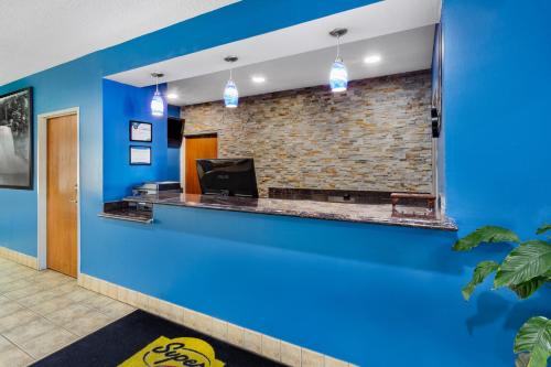 Super 8 by Wyndham Kokomo - image 28