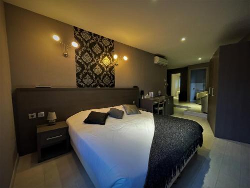 1 queen bed, 2 twin beds