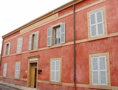 Ancienne gendarmerie - Gîte Les Gens Dorment chambre d'hôte Fourches