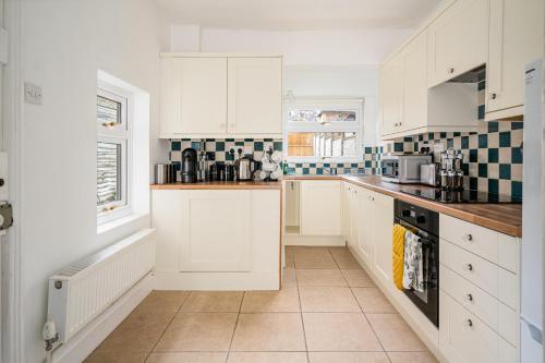 Fantastic, Spacious 3 Bedroom House With Garden, Бат (фото 8)