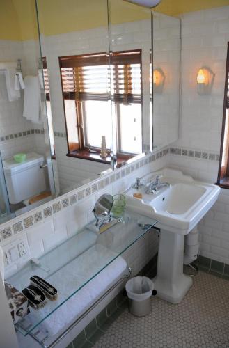 Standard Double Room with Shared Toilet