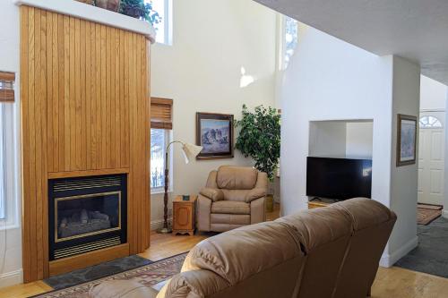 . Year-Round Base with Balcony and Mtn Views in Driggs!