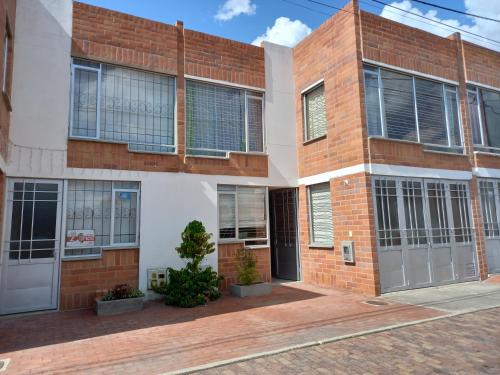 CASA cerca a la ESTACIÓN del tren en PAIPA