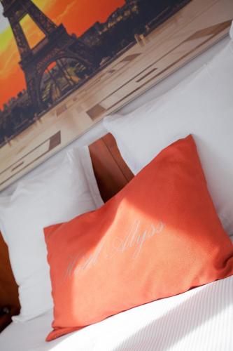 Alyss Saphir Cambronne Eiffel - main image