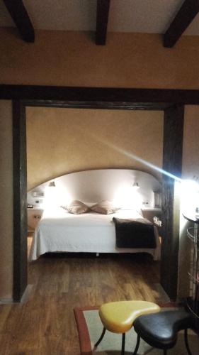 Habitación con cama grande y bañera de hidromasaje Posada Real de Las Misas 2