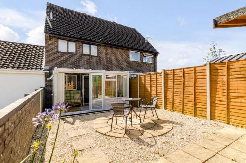 Nursery Rest is perfect for a Quiet Family Holiday with Garden, Netflix & Self Check-In, Fully Equiped Kitchen and Free Parking by Ginger and Gold gîte à louer Drayton Lodge