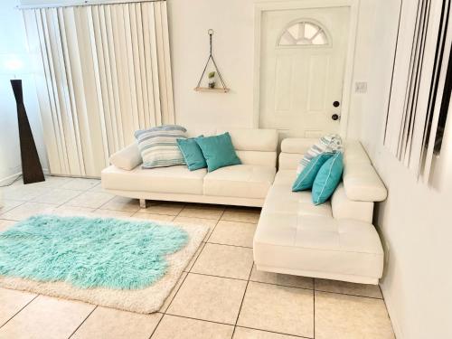 Airport Bunk House Free - WiFi - Parking - Coffee- Long Term Welcome in Fort Lauderdale, USA