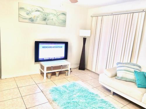 Airport Bunk House Free - WiFi - Parking - Coffee- Long Term Welcome in Fort Lauderdale, USA