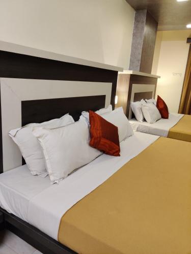 2 queen beds