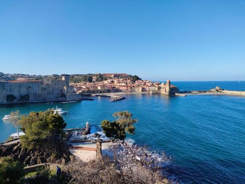 La perle de Collioure à 100 métres de la plage de sable fin avec piscine et parking