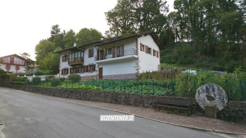 A szálláshely kívülről, Bizentenea in Zugarramurdi