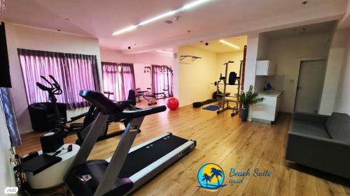 Private Jacuzzi Garden Beach Suite, Gym, 3 Min Walk To Beach דירת גקוזי ספא גינה ענקית 3 דקות הליכה לים וחדר כושר