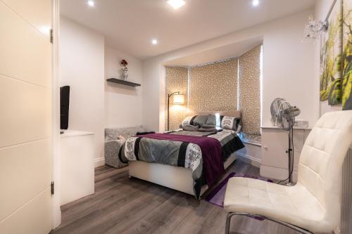 6 Bedroom House - Perfect for Professional Stays gîte à louer Whitton