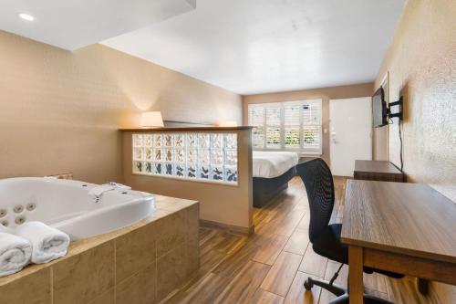 ห้องน้ำ, Vero Beach Inn & Suites in เวโรบีช (FL)