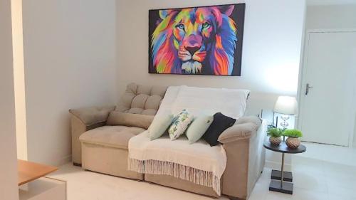 Apartamento CONFORTO CLIMATIZADO prox do SHOPPING NAÇÕES prox ABBA Church - cozinha completa - Ar condicionado - WiFi - Smart Tv 32' - Youtube e Apps - estacionamento privado - Portaria 24h - Acomoda até 8 pessoas - Anfitriã SuperHost no BNB 5 Estrelas - Treze de Maio