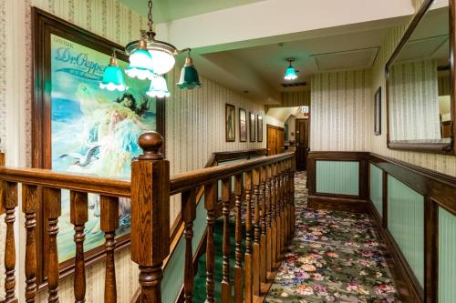 Saddleback Inn at Lake Arrowhead - image 9