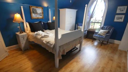 1 queen bed, 1 twin bed