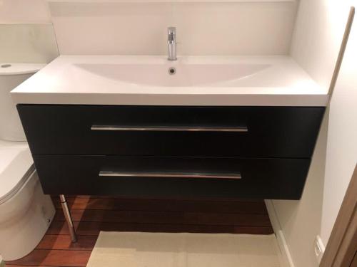 Vannas istaba, Logement neuf avec jardin privé 4 couchages et Jacuzzi Piscine en option (Logement neuf avec jardin prive 4 couchages et Jacuzzi Piscine en option) in La Chapelle-Chaussee
