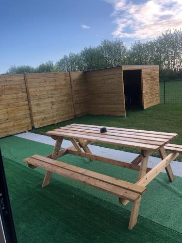 Logement neuf avec jardin privé 4 couchages et Jacuzzi Piscine en option (Logement neuf avec jardin prive 4 couchages et Jacuzzi Piscine en option) in La Chapelle-Chaussee