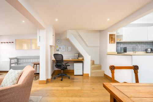 Bird Sisters Cottage with Free Parking - image 11
