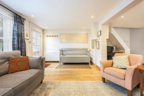 Bird Sisters Cottage with Free Parking - image 9