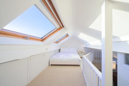 Bird Sisters Cottage with Free Parking - image 6