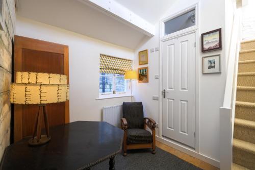 Bird Sisters Cottage with Free Parking - image 3