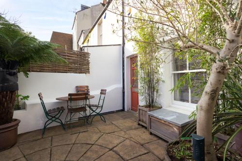 Bird Sisters Cottage with Free Parking - main image
