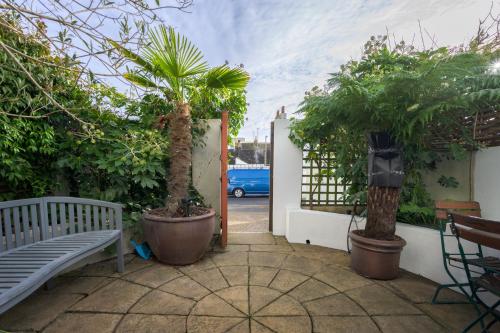Bird Sisters Cottage with Free Parking - image 10
