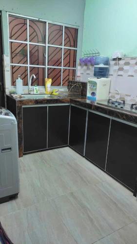 Kitchen, HOMESTAY CIK MUNAH in Taiping