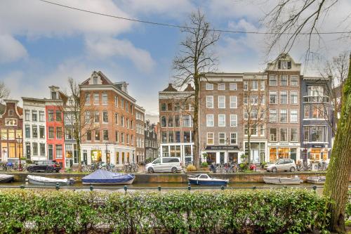 Spiegelgracht Apartments with Canal View - image 4