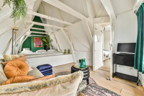 Spiegelgracht Apartments with Canal View - image 14