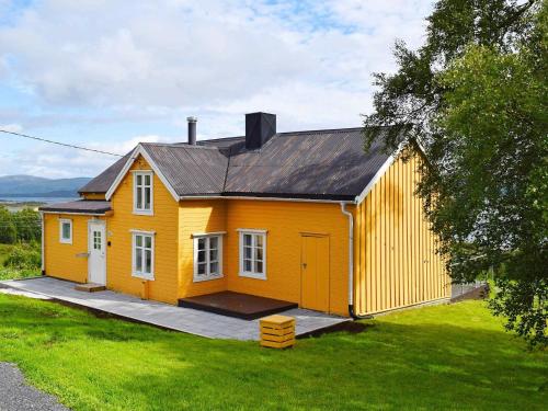 5 person holiday home in Skutvik