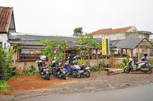 OYO Homes 90914 Eco Tourism Desa Cipada Bukit Senyum Homestay Syariah