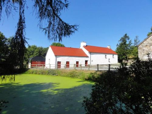 Beautiful Grade 2 Welsh Longhouse with rural views gîte à louer Cribyn