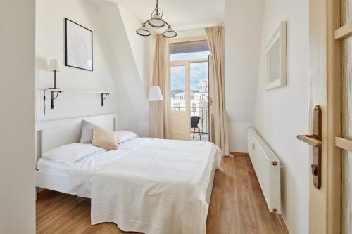 Prague Days - One-bedroom Apartment with View of Castle from Balcony near Wenceslas Square - image 3
