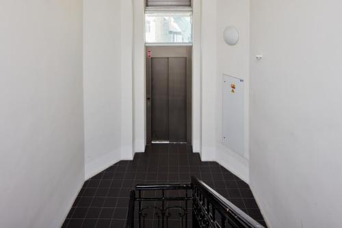 Prague Days - One-bedroom Apartment with View of Castle from Balcony near Wenceslas Square - image 4