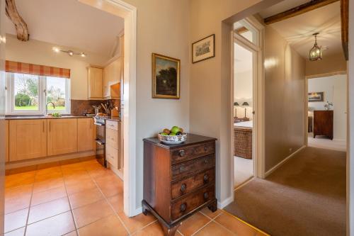 virtuve, Charming cottage in beautiful countryside with a boating lake - The Calf Pens in Layham