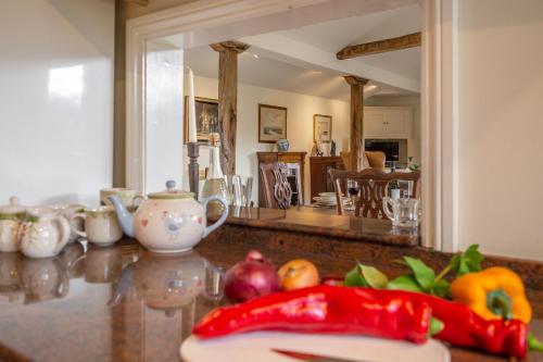 Charming cottage in beautiful countryside with a boating lake - The Calf Pens in Layham