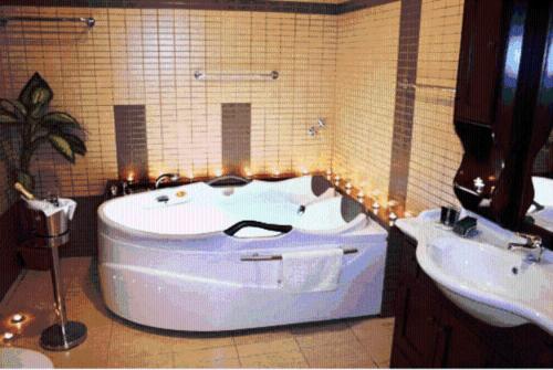 Honeymoon Suite with Spa Bath