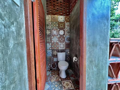 Bathroom, Kubu Astina in Singaraja