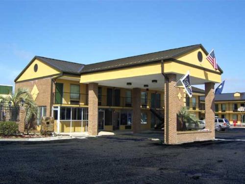 Travelers Inn & Suites - Hotel - Sumter