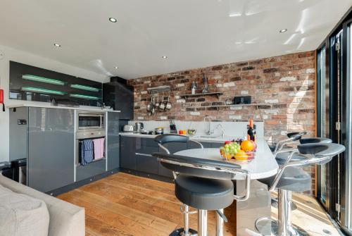Base Serviced Apartments - Sir Thomas Street, Liverpool (photo 5)
