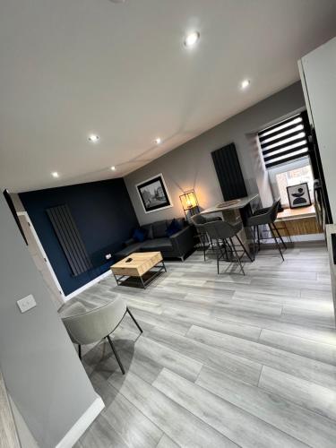. Modern 3BR Apartment - Sleeps 6 - Parking & Pets - Coast Serviced Apartments - Enquire for Trade & Long Stays