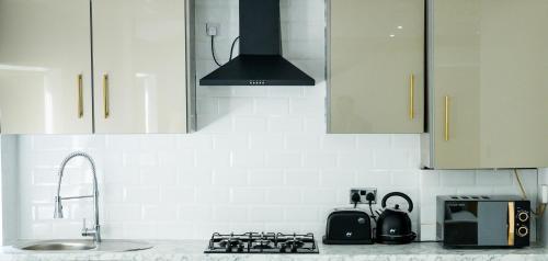 Kitchen, 1 Bed House - Sleeps 2 - Parking - Wifi in Great Horton